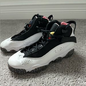 Nike Boys Size 5 Basketball Sneakers !